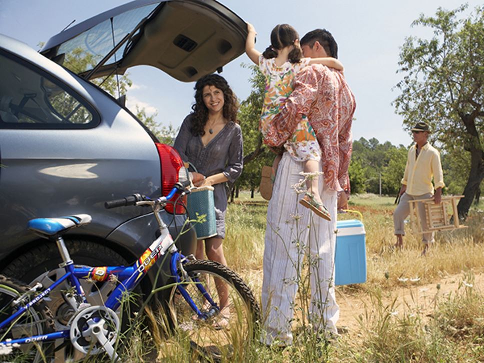 family loading car